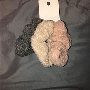 EXPRESS hair scrunches